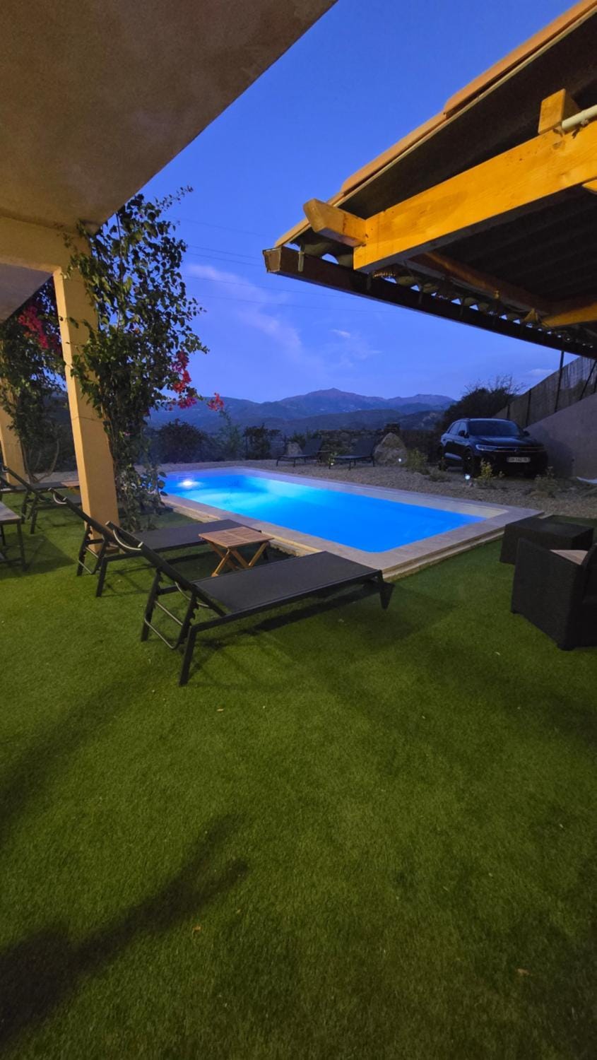 Bas de villa avec piscine House in Corsica