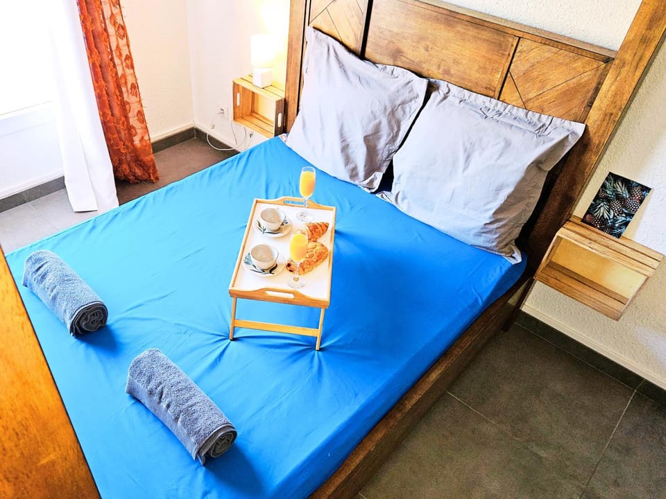 Bed, Photo of the whole room, towels