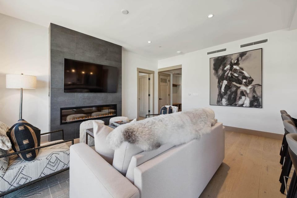 One Riverfront Condo 405 by East West Hospitality Apartment in Avon