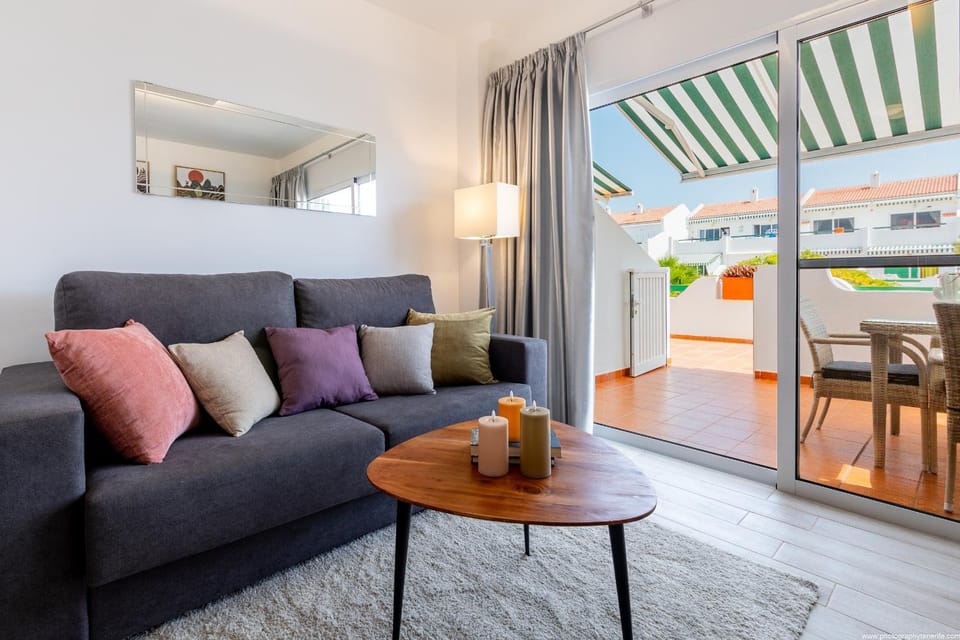 Living room, Seating area, internet, internet