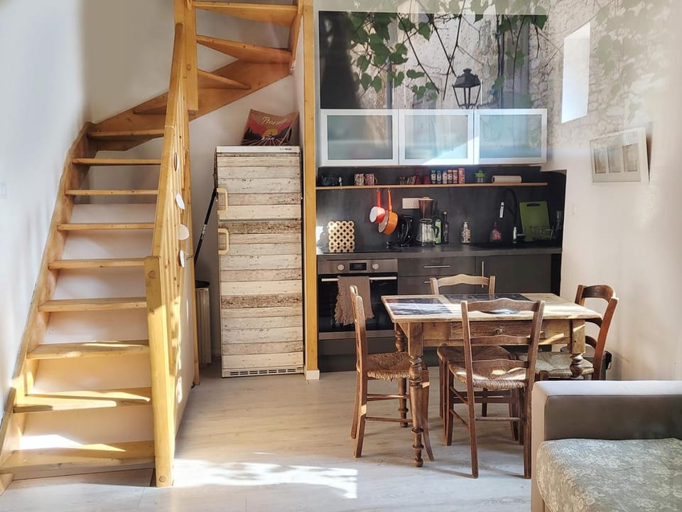 Kitchen or kitchenette, Dining area