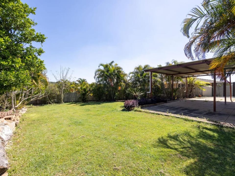 Peaceful 4B2B Sweet Home w Backyard at Springfield House in Brisbane