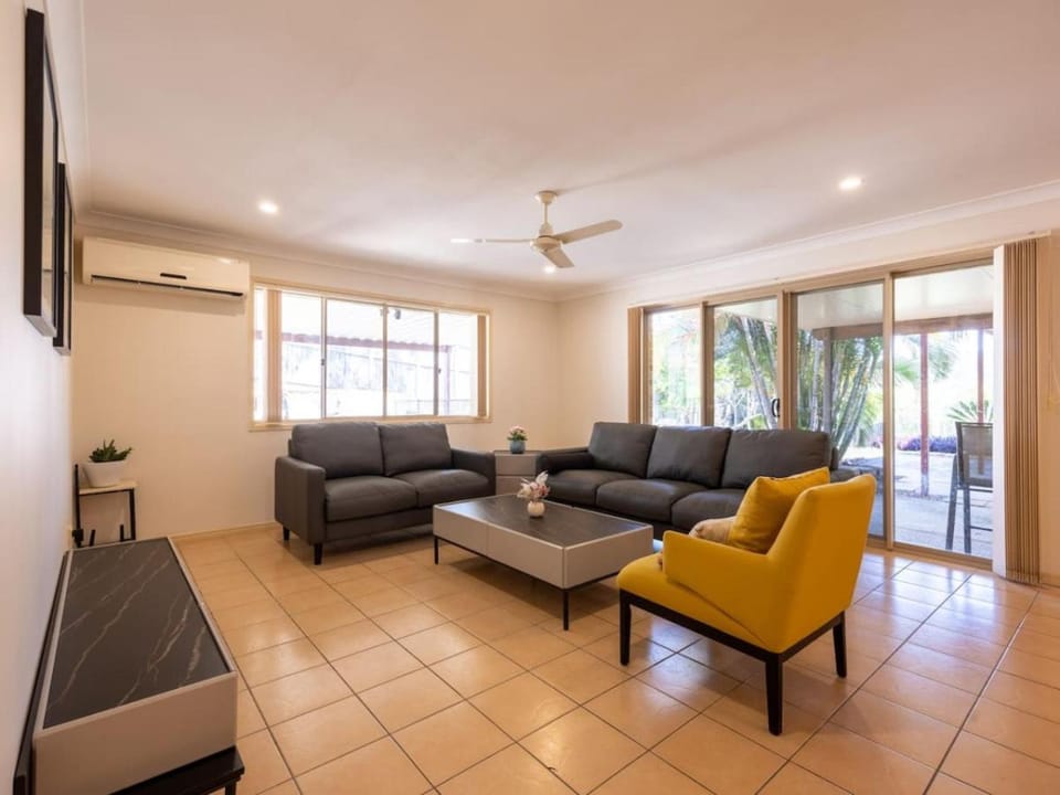 Peaceful 4B2B Sweet Home w Backyard at Springfield House in Brisbane