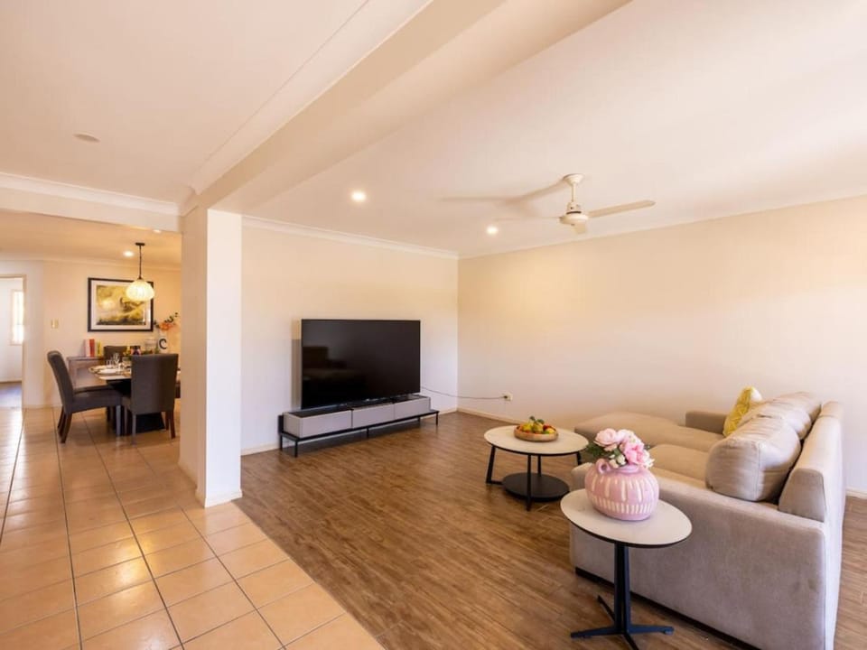 Peaceful 4B2B Sweet Home w Backyard at Springfield House in Brisbane