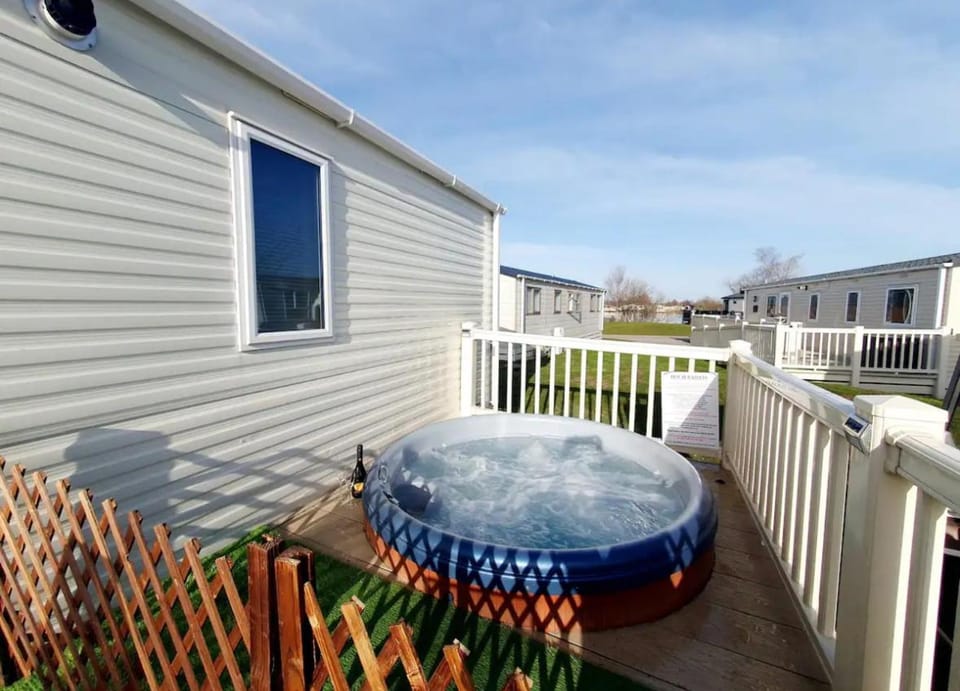 Property building, Day, Hot Tub, Balcony/Terrace
