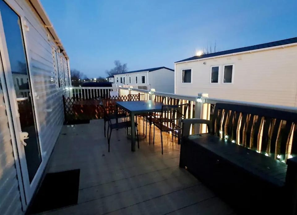Property building, Patio, Day, Balcony/Terrace, Dining area