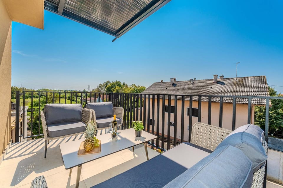 View (from property/room), Balcony/Terrace