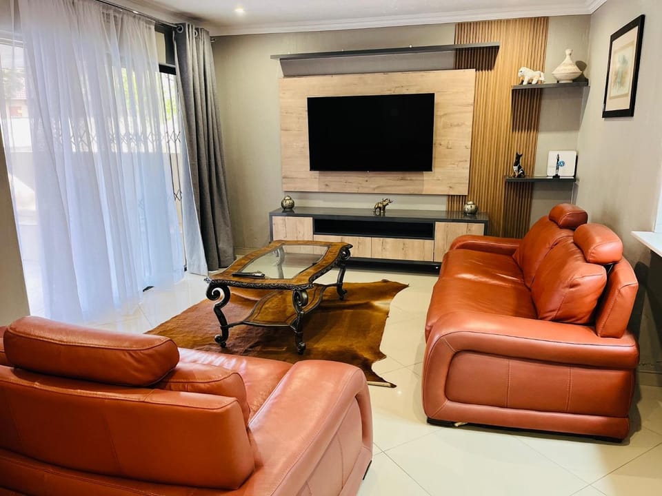 Communal lounge/ TV room, Living room, Seating area, Evening entertainment