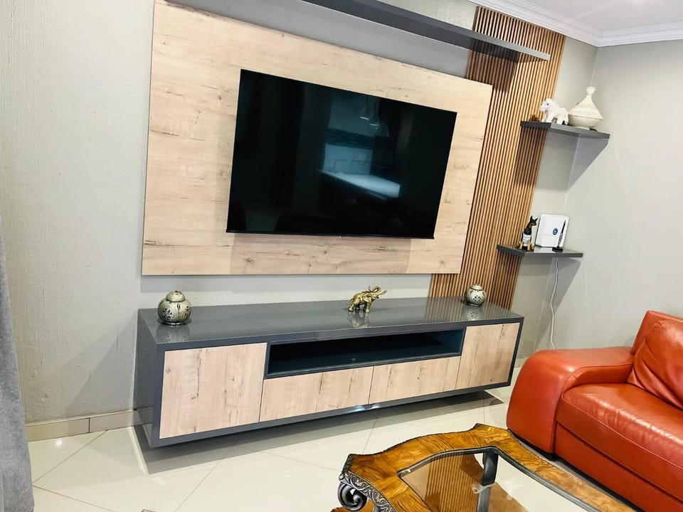Communal lounge/ TV room, TV and multimedia, Living room, Seating area, Evening entertainment