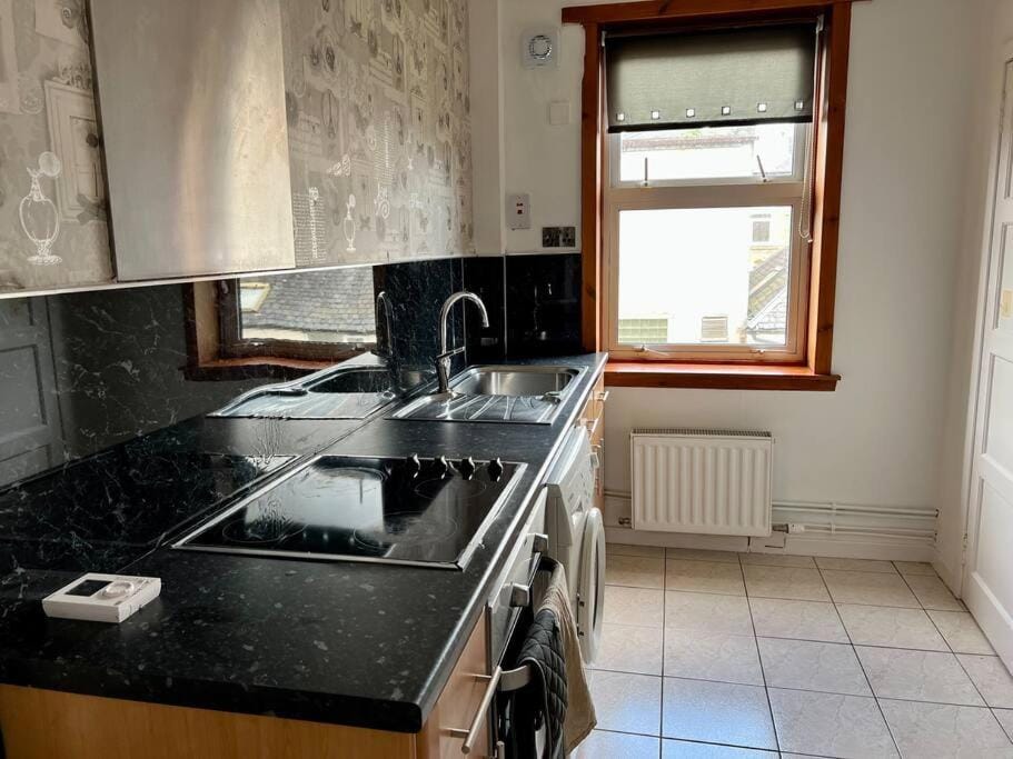 Charming Seaside home Sleeps 4 with free parking Apartment in Dundee