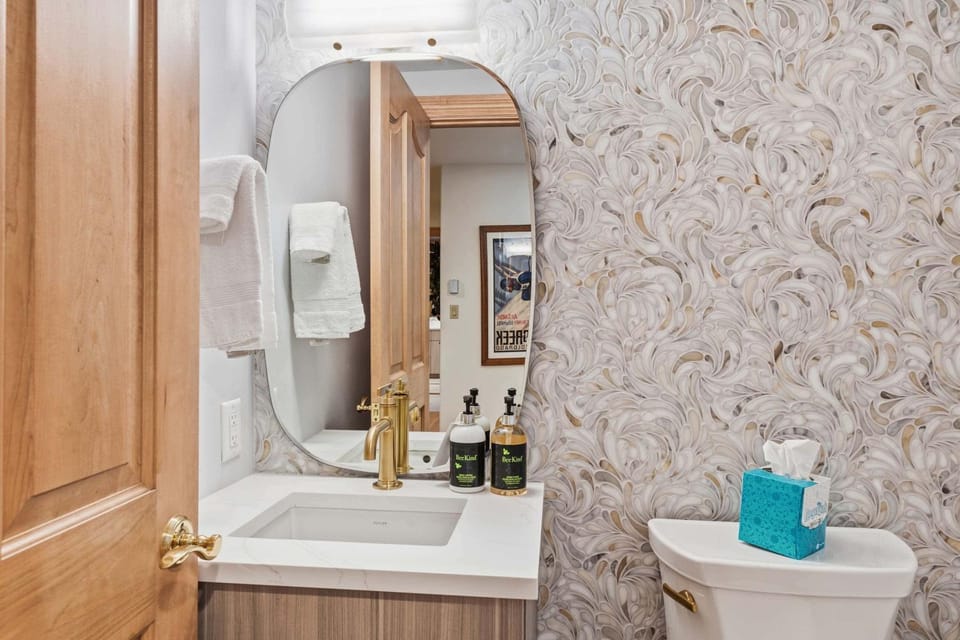 Oxford Court 301 by East West Hospitality Apartment in Beaver Creek
