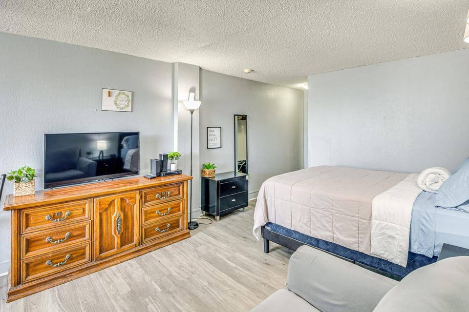 Daytona Beach Condo w/ Balcony: 5 Mi to Speedway! House in Florida