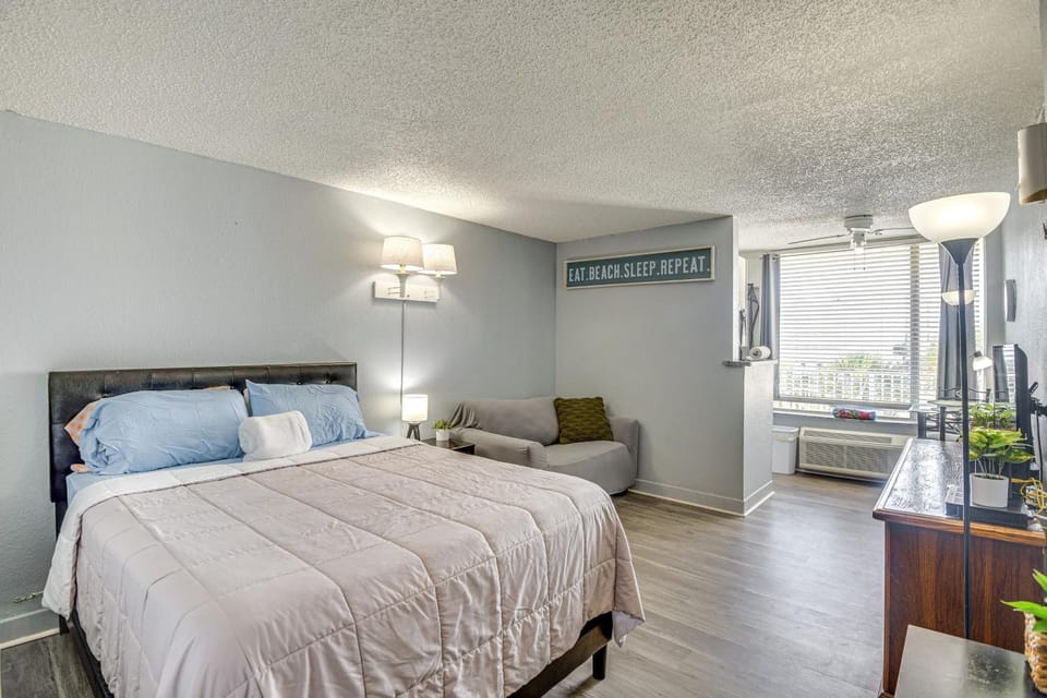 Daytona Beach Condo w/ Balcony: 5 Mi to Speedway! House in Florida