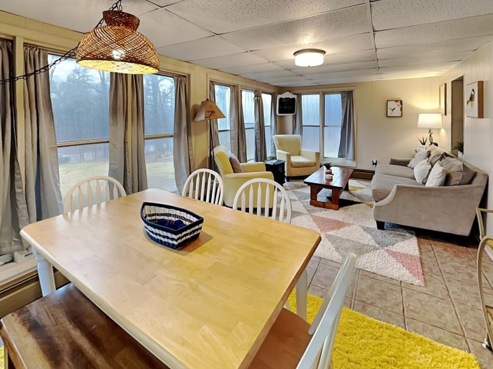 TV and multimedia, Living room, Seating area, Dining area, furniture