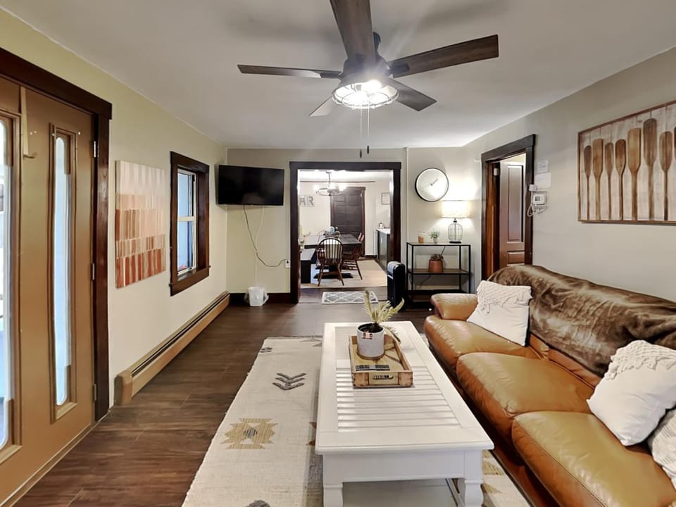 TV and multimedia, Living room, Seating area, furniture, heating