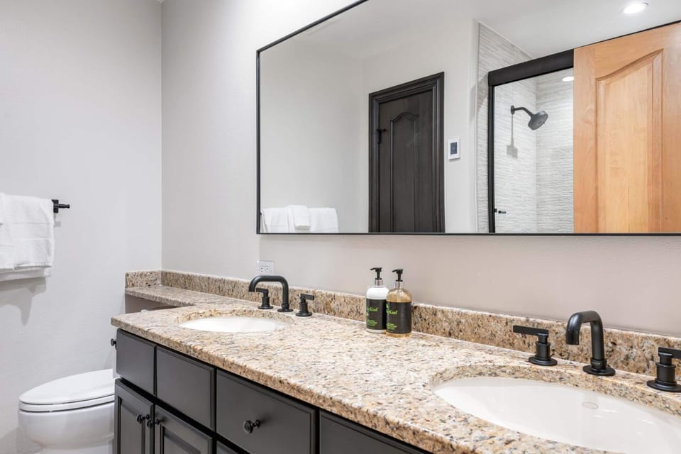 Oxford Court 308 by East West Hospitality Apartment in Beaver Creek