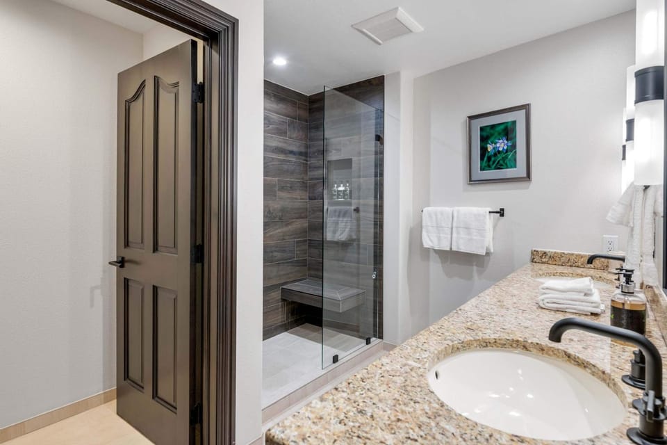 Oxford Court 308 by East West Hospitality Apartment in Beaver Creek