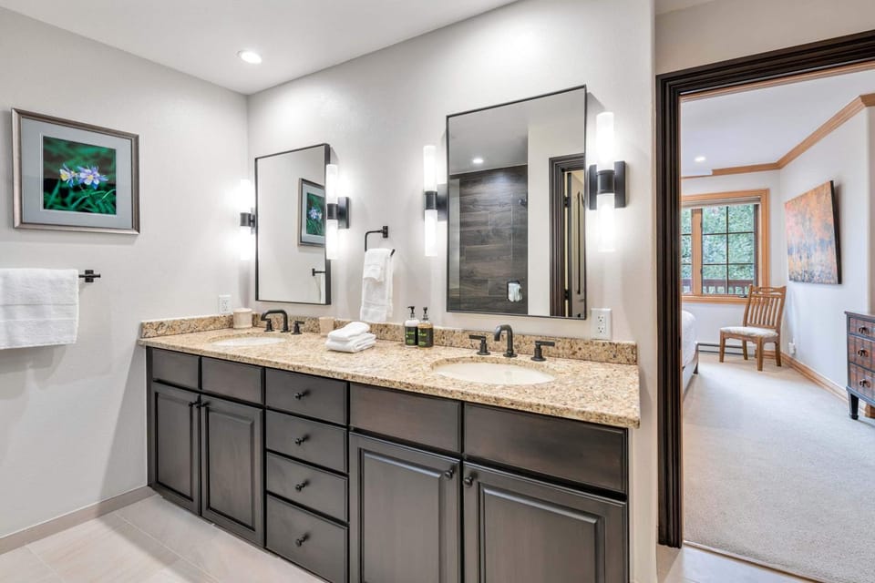 Oxford Court 308 by East West Hospitality Apartment in Beaver Creek
