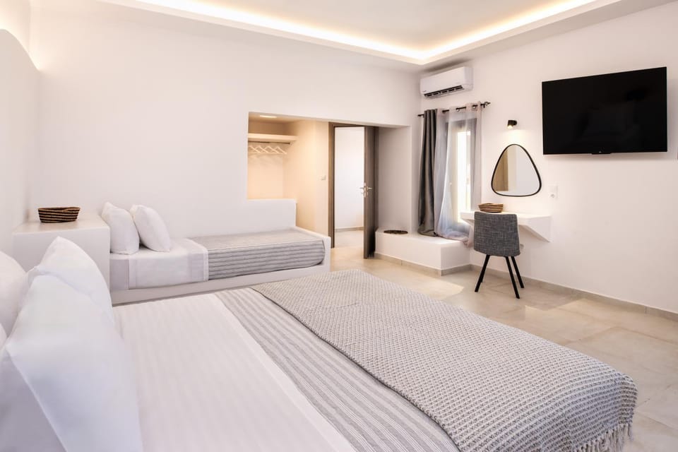 Santorinn Suites Fira Hotel in Thera