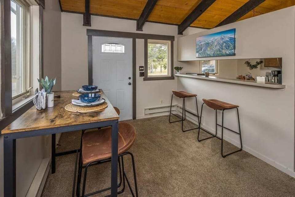 Condo Adjacent Nordic Ski, Fireplace & Indoor Pool Apartment in Big Sky