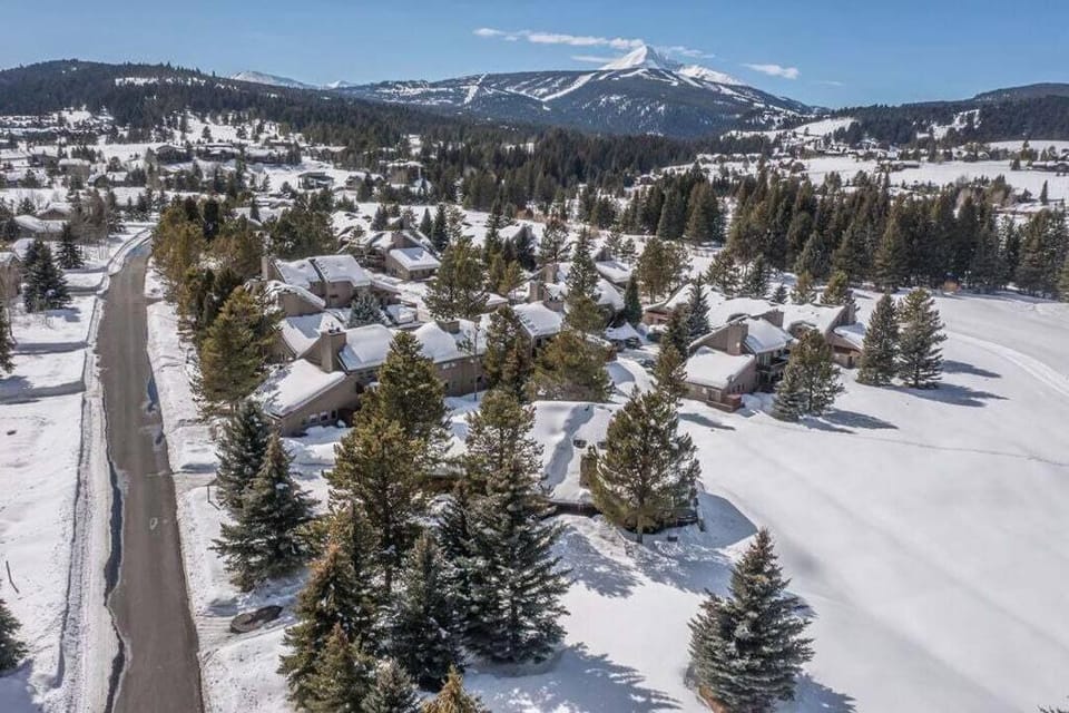 Condo Adjacent Nordic Ski, Fireplace & Indoor Pool Apartment in Big Sky