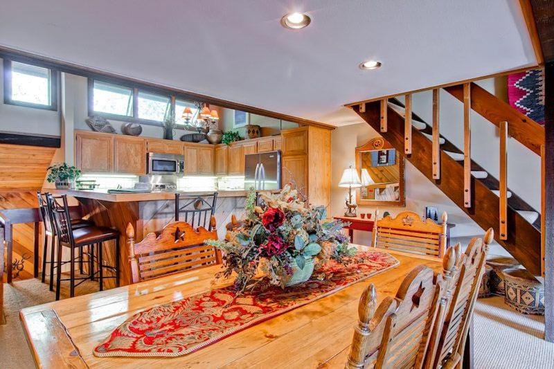 Ridgepoint Townhome 102 by East West Hospitality Apartment in Avon