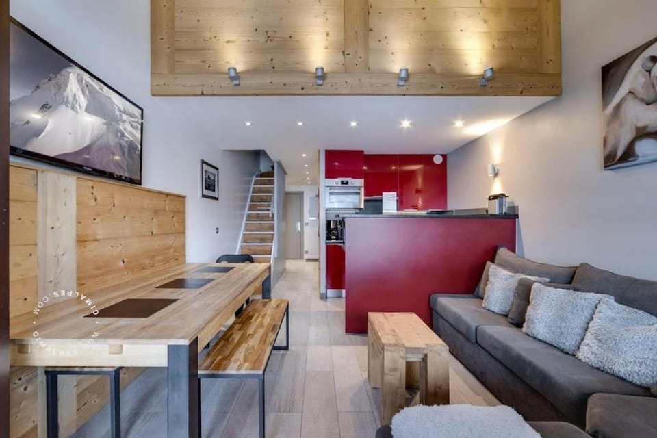 Kitchen or kitchenette, Living room, Seating area, Dining area, oven