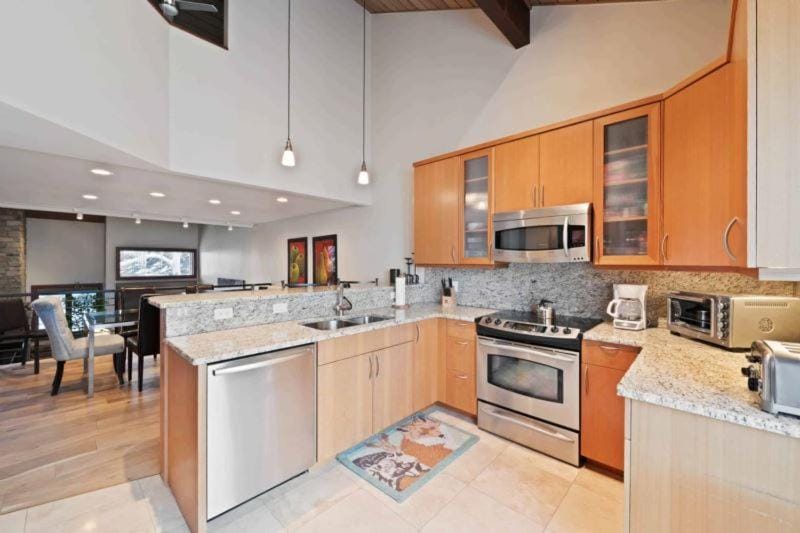 Ridgepoint Townhome 142 by East West Hospitality Apartment in Avon