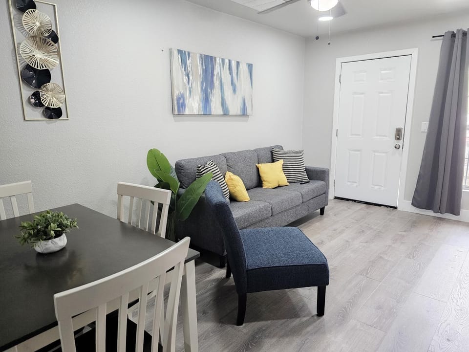 Homey 2BR Home Near DT & Airport House in Austin