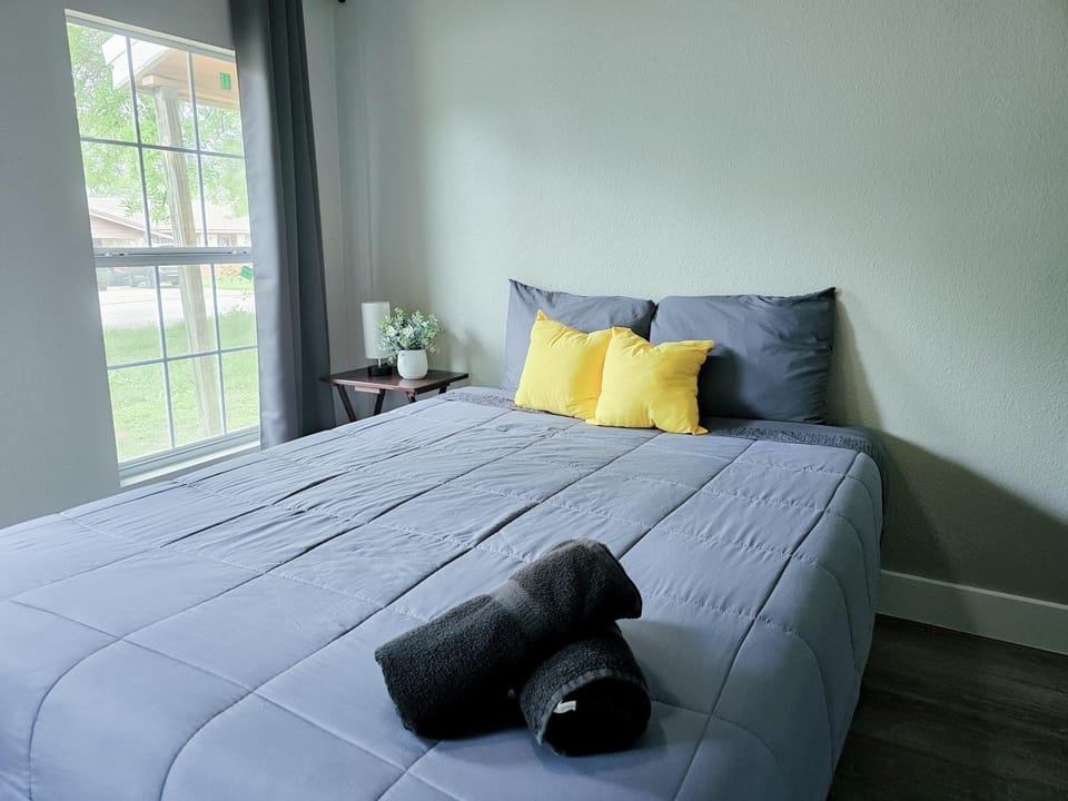 Homey 2BR Home Near DT & Airport House in Austin