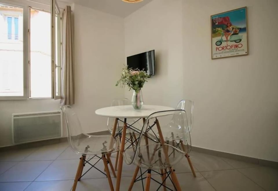 TV and multimedia, Seating area, Dining area, internet