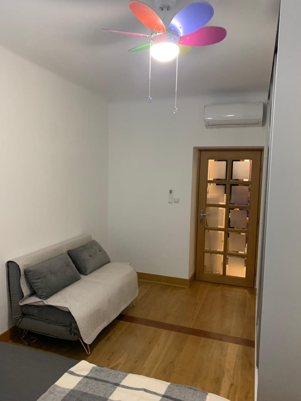 Bed, Photo of the whole room, Seating area, air conditioner