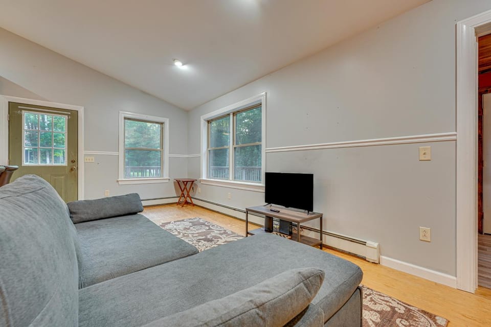 Cabin w/ Beach Access in Brant Lake: Dogs Welcome! Cabin in Hudson Valley