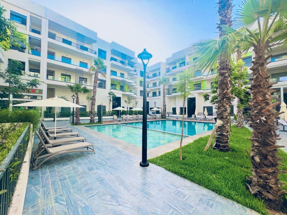 Swimming pool, sunbed