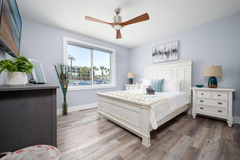 Bed, TV and multimedia, Bedroom