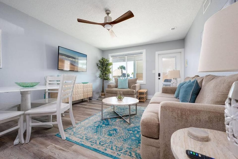 TV and multimedia, Living room, Seating area, Dining area