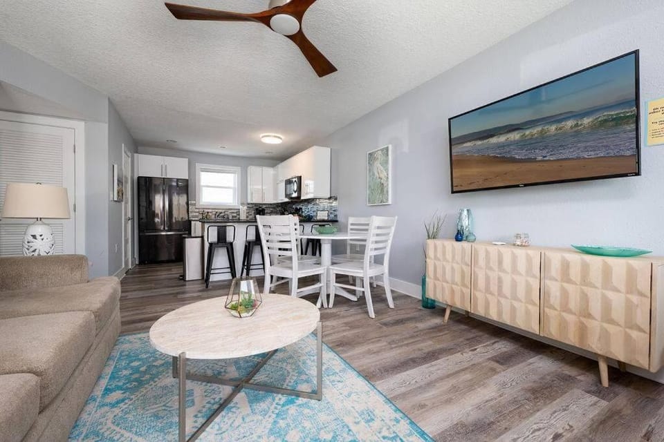 TV and multimedia, Kitchen or kitchenette, Living room, Seating area, Dining area, stove