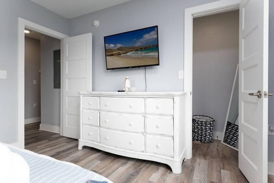 Bed, TV and multimedia, Bedroom, wardrobe