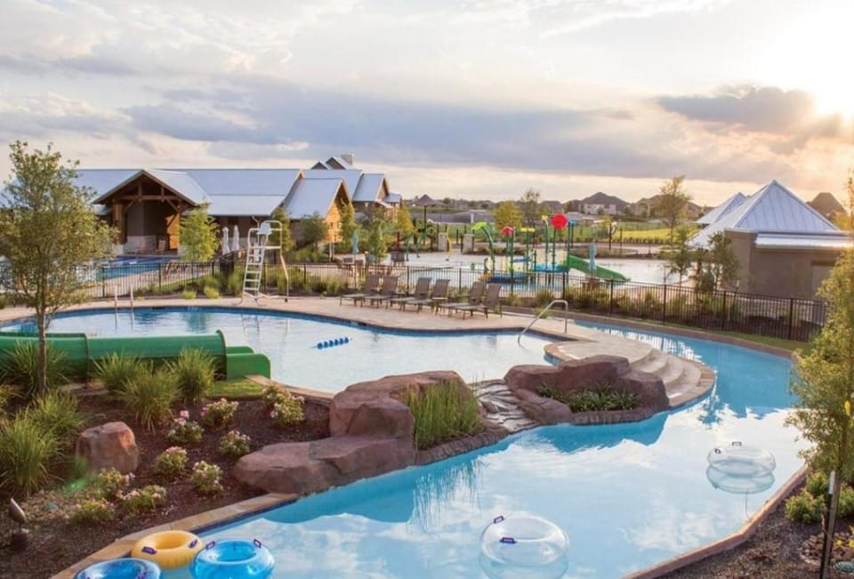 Property building, Restaurant/places to eat, Spring, Day, Natural landscape, Garden, Kids's club, Garden view, Pool view, Swimming pool, Breakfast, Lunch, Lunch, Time of day, sunbed, kitchen, kitchen