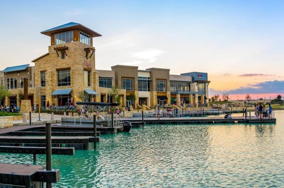 Property building, Nearby landmark, Staff, Restaurant/places to eat, Restaurant/places to eat, Day, People, Neighbourhood, Natural landscape, Activities, Other, Banquet/Function facilities, Guests, City view, Lake view, River view, Sea view, Swimming pool, Breakfast, Lunch, Lunch, Dinner, Dinner, Family, bidet, VIP, wedding