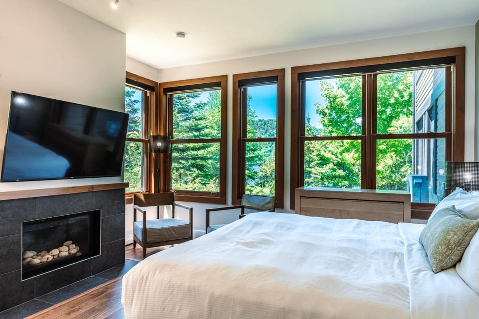 Lakefront and Mountain View - Resort Studio House in Quebec