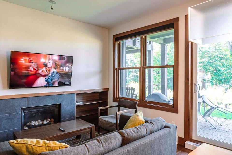 Lakefront and Mountain View - Resort Loft House in Ontario