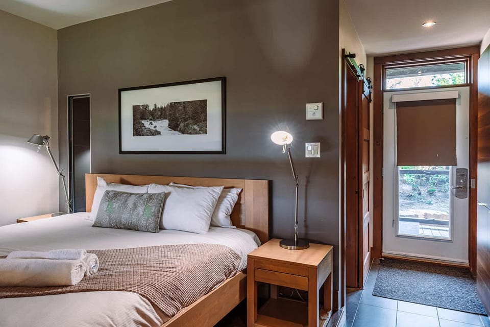 Lakefront and Mountain View - Resort Loft House in Ontario