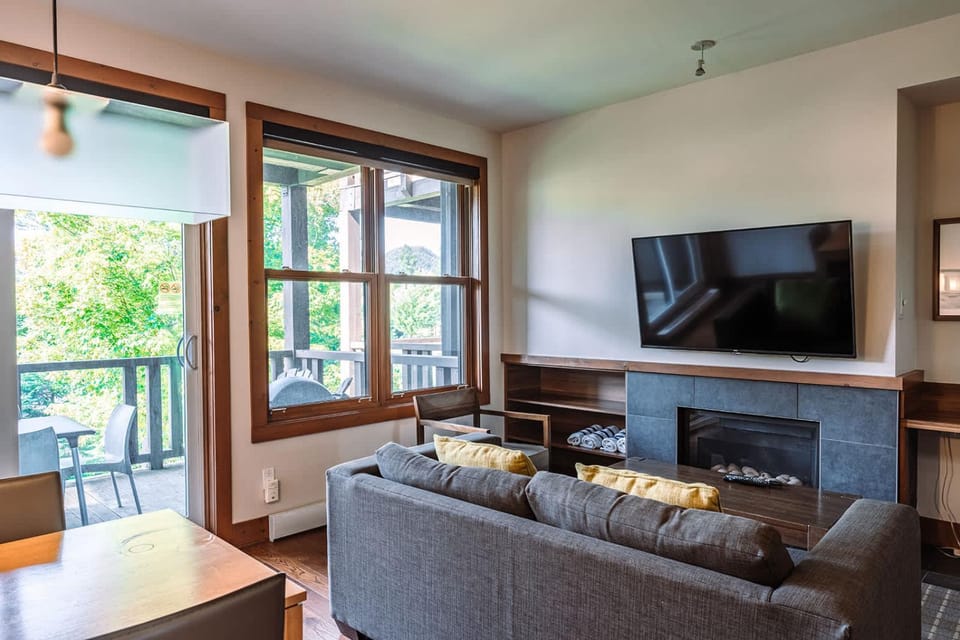 Lakefront Mountain View - Resort Access Loft House in Ontario