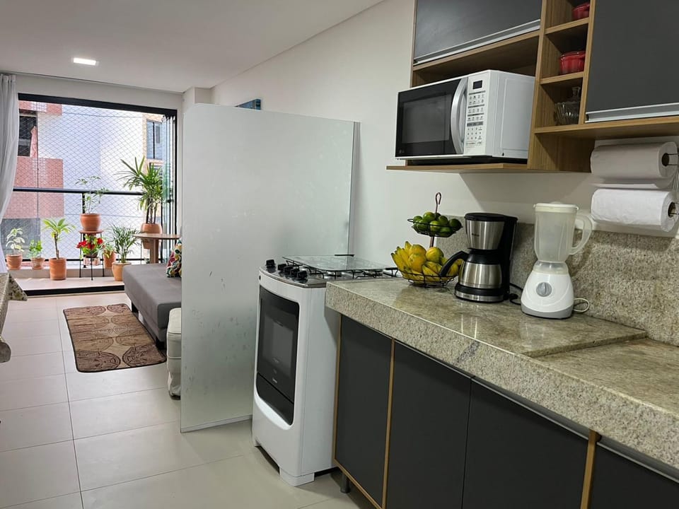 Coffee/tea facilities, Kitchen or kitchenette, Dining area, microwave, stove