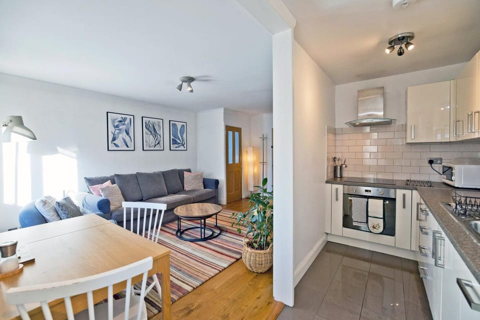 Living room, Seating area, Dining area, stove