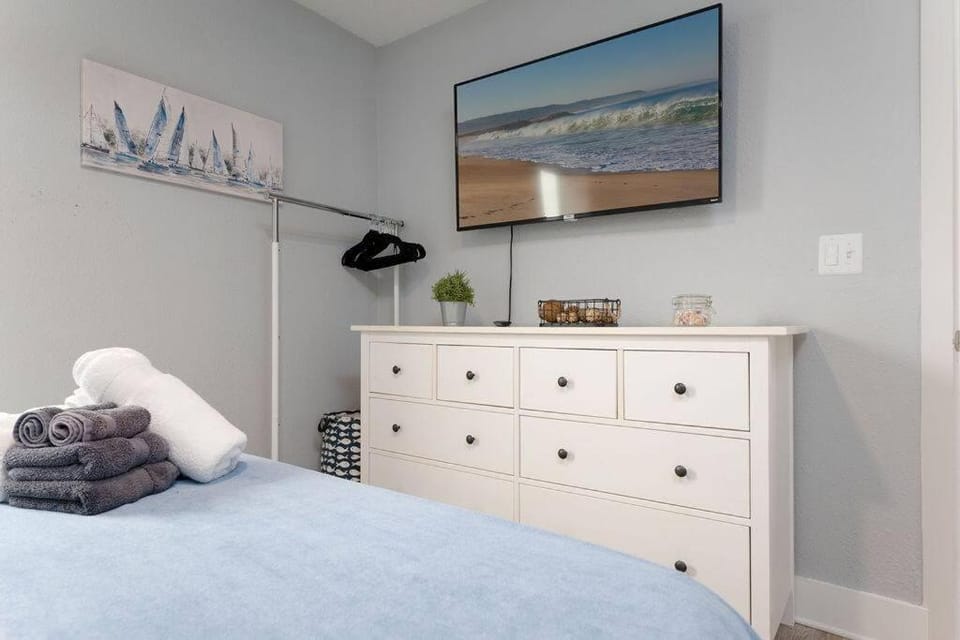 Bed, TV and multimedia, Bedroom, towels
