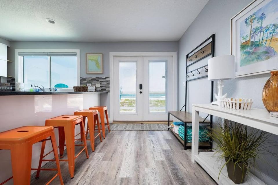 Kitchen or kitchenette, Seating area, Dining area