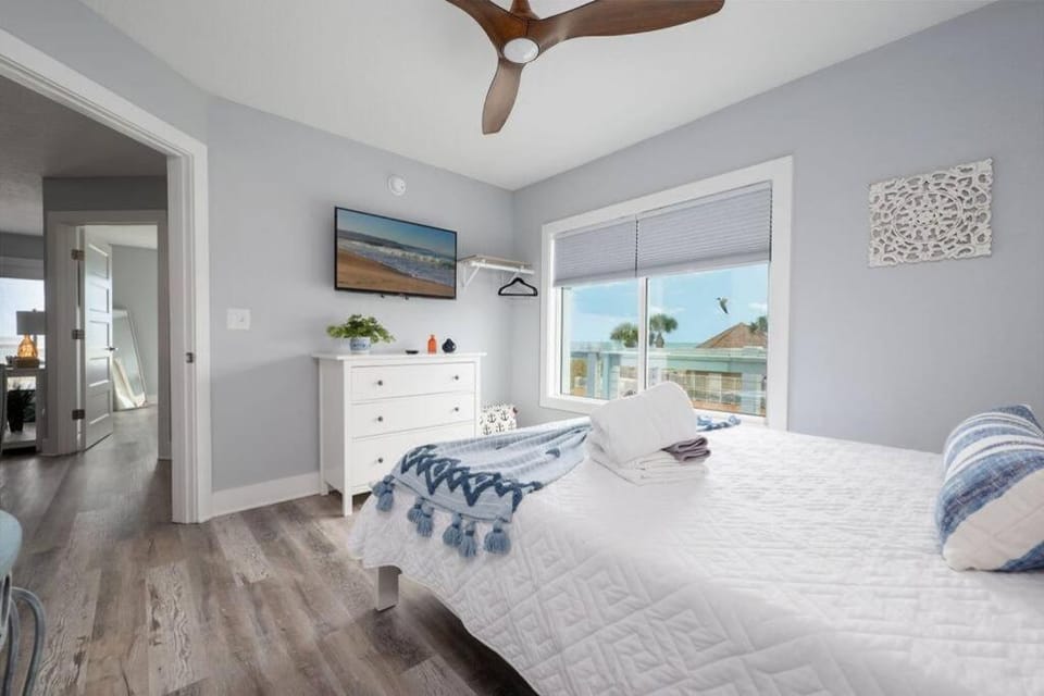 Bed, TV and multimedia, Photo of the whole room, Bedroom, towels