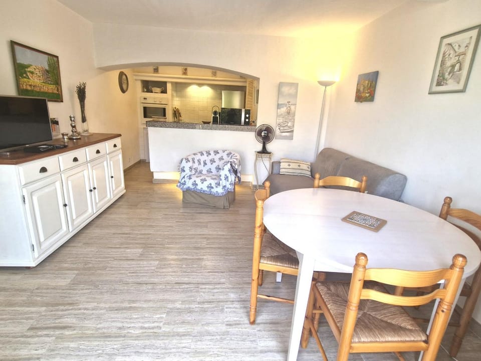 Appartement 2 pièces climatisé avec terrasse et parking, proche centre Sainte-Maxime - FR-1-780-84 Apartment in Sainte-Maxime